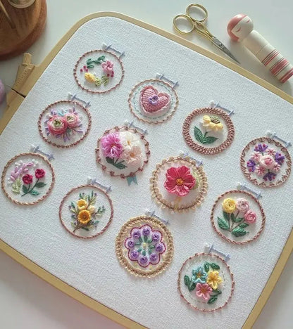 Broderisæt med 12 blomsterdesign