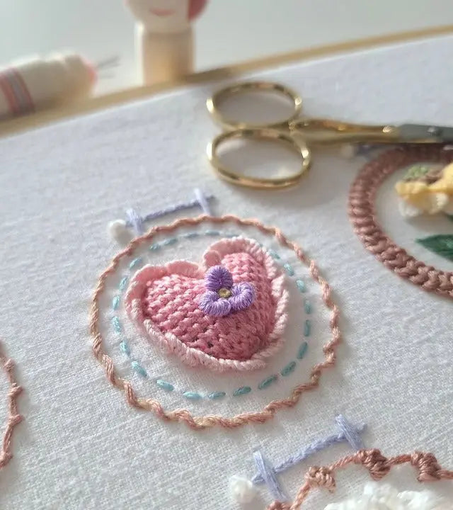 Broderisæt med 12 blomsterdesign