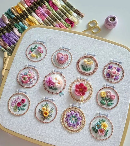 Broderisæt med 12 blomsterdesign