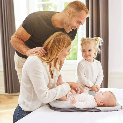 Transportabel babyrede med støttende kanter