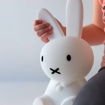 Dekorativ bordlampe med minimalistisk kaninfigur