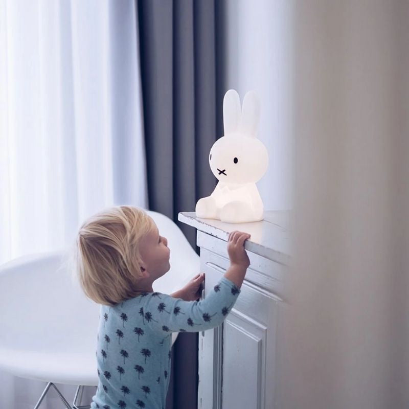 Dekorativ bordlampe med minimalistisk kaninfigur