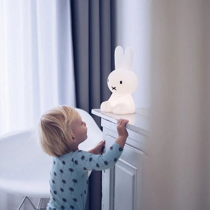 Dekorativ bordlampe med minimalistisk kaninfigur