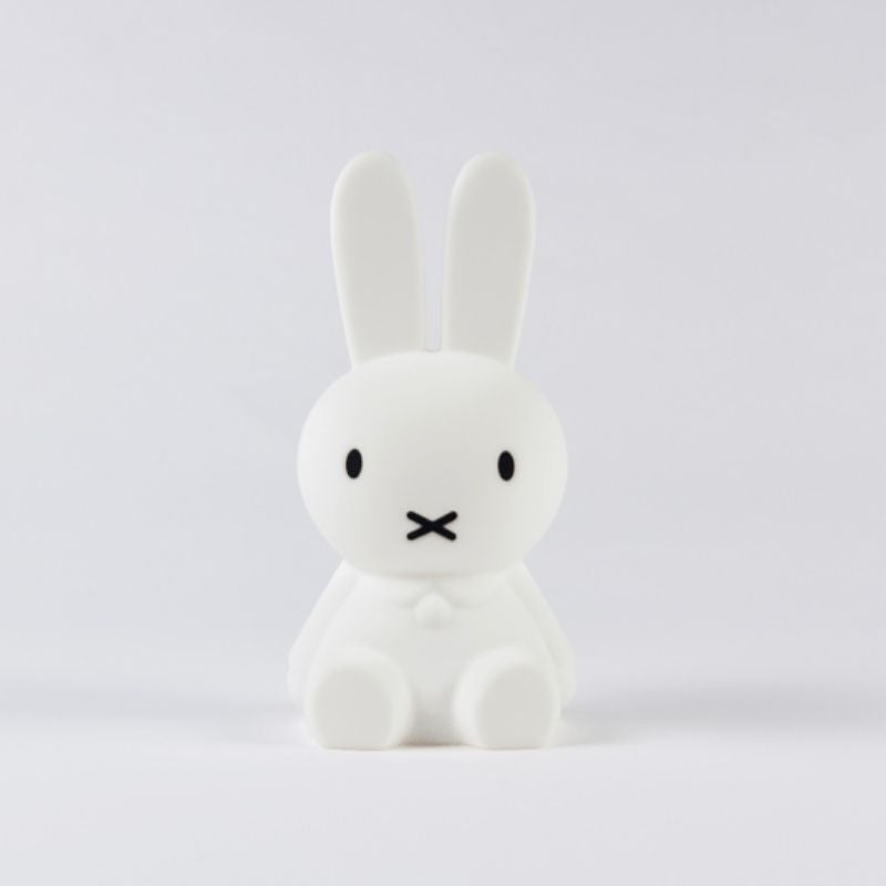 Dekorativ bordlampe med minimalistisk kaninfigur