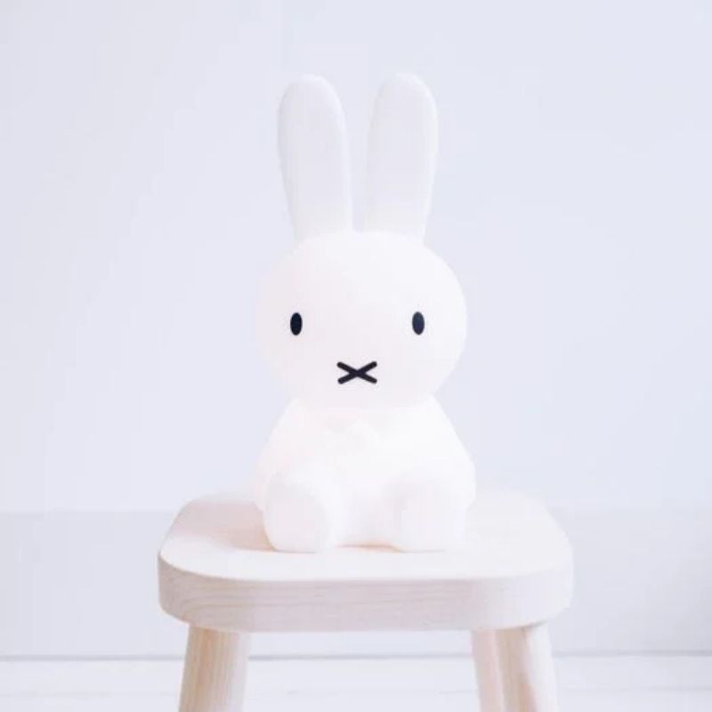 Dekorativ bordlampe med minimalistisk kaninfigur