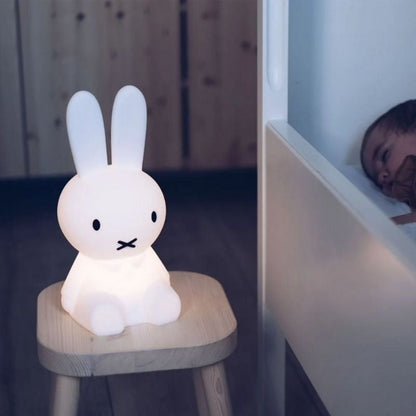 Dekorativ bordlampe med minimalistisk kaninfigur