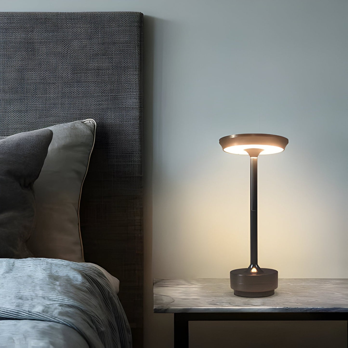 Trådløs dæmpbar bordlampe i slankt design