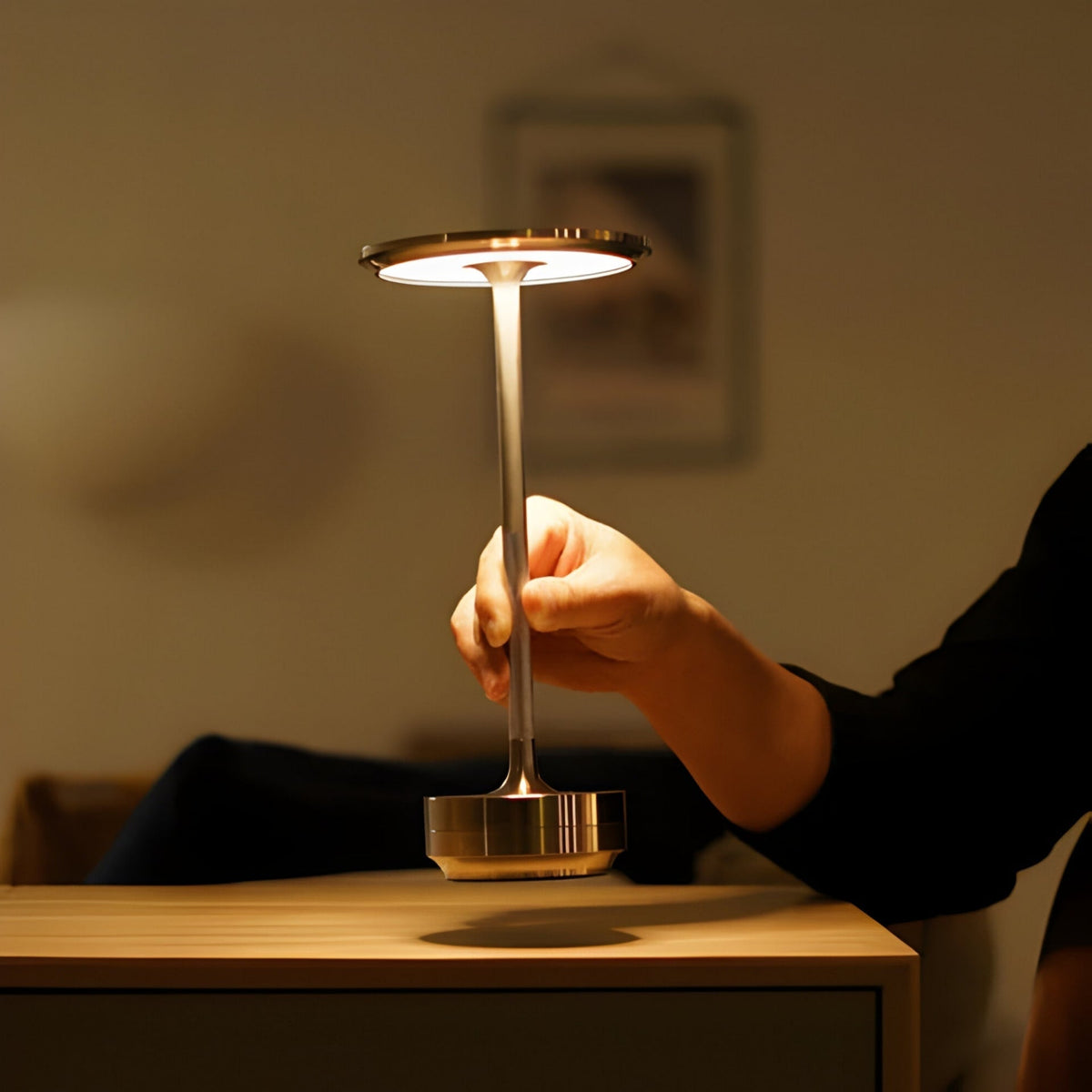 Trådløs dæmpbar bordlampe i slankt design