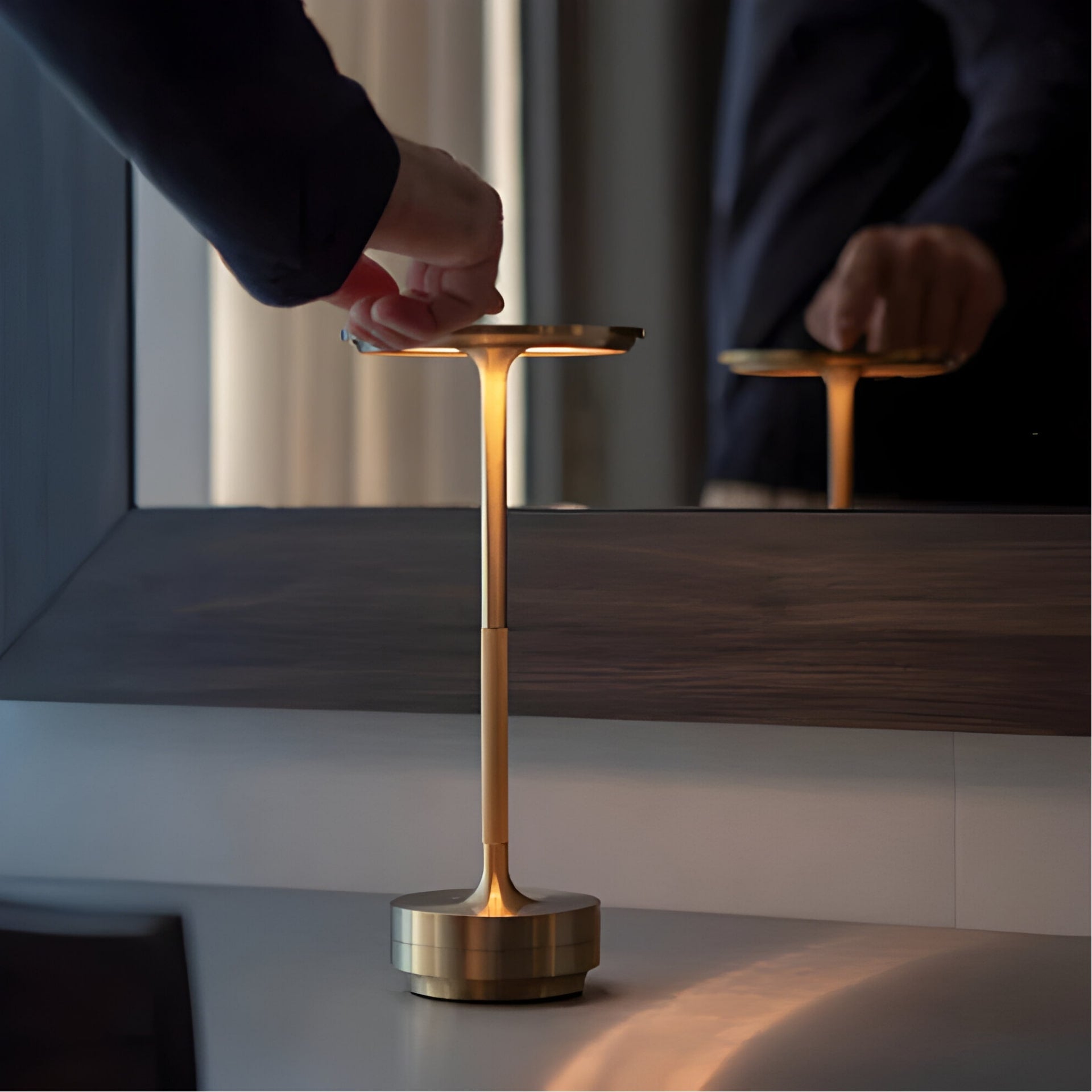 Trådløs dæmpbar bordlampe i slankt design