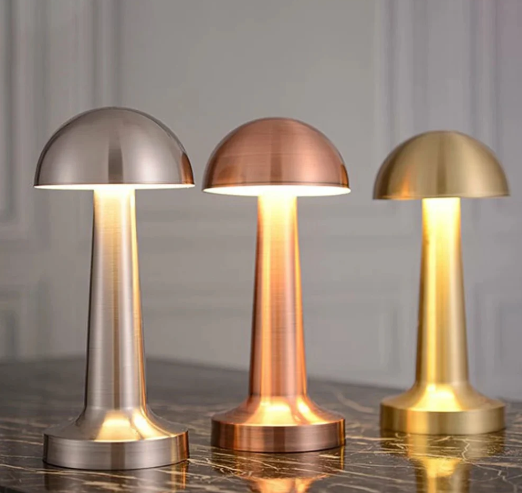 Svampeformet bordlampe med touchbetjening og 3 lysfarver
