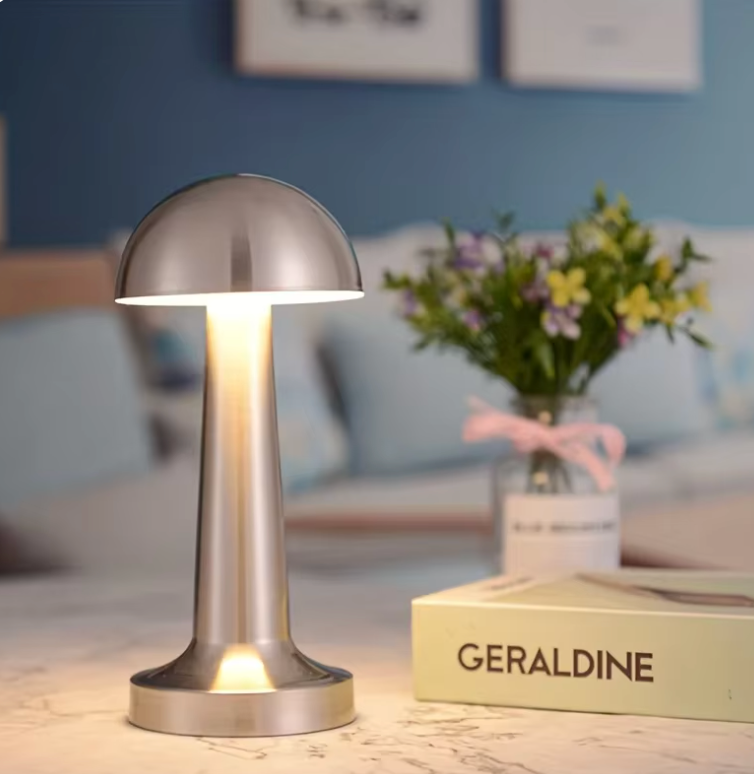 Svampeformet bordlampe med touchbetjening og 3 lysfarver