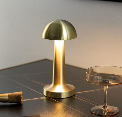 Svampeformet bordlampe med touchbetjening og 3 lysfarver