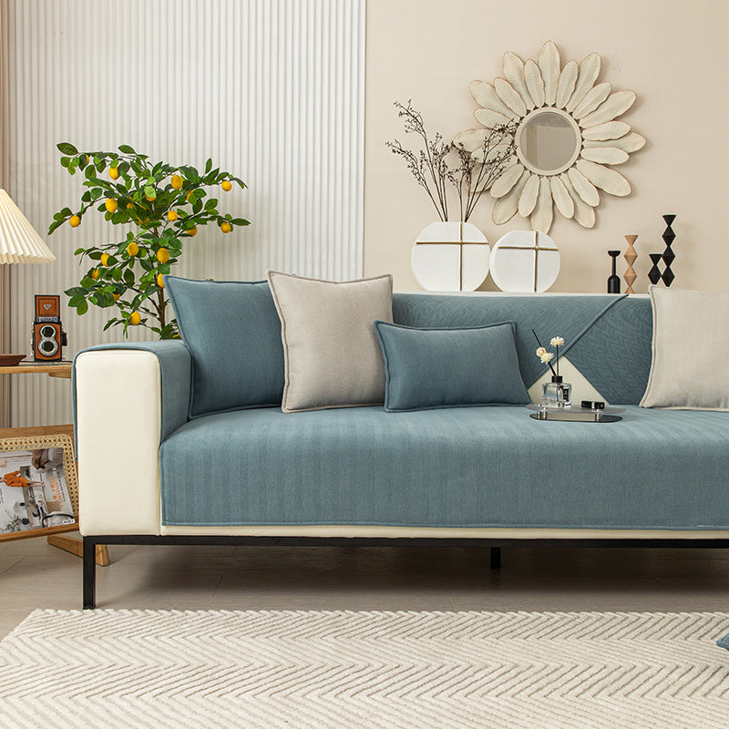 Sofabeskytter i polyester med skridsikker bagside – 70 × 70 cm