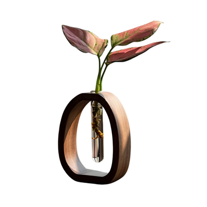 Minimalistisk vase med træramme og glasrør