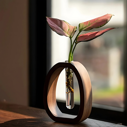 Minimalistisk vase med træramme og glasrør