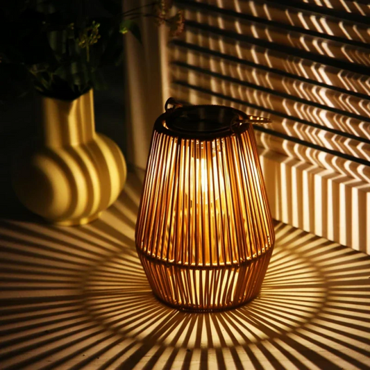 Vandafvisende solcellelampe i håndflettet rattan med automatisk LED-lys