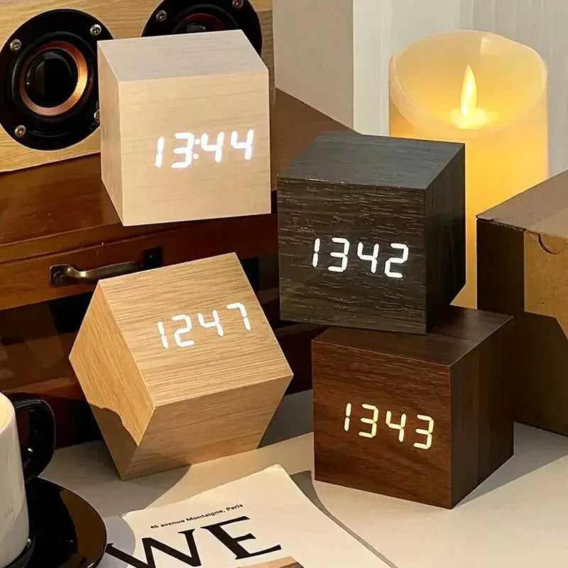 Digitalt LED-vækkeur med temperaturvisning og trælook