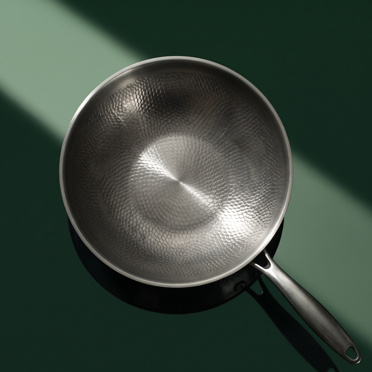 Håndhamret wok i titanium – 30 cm