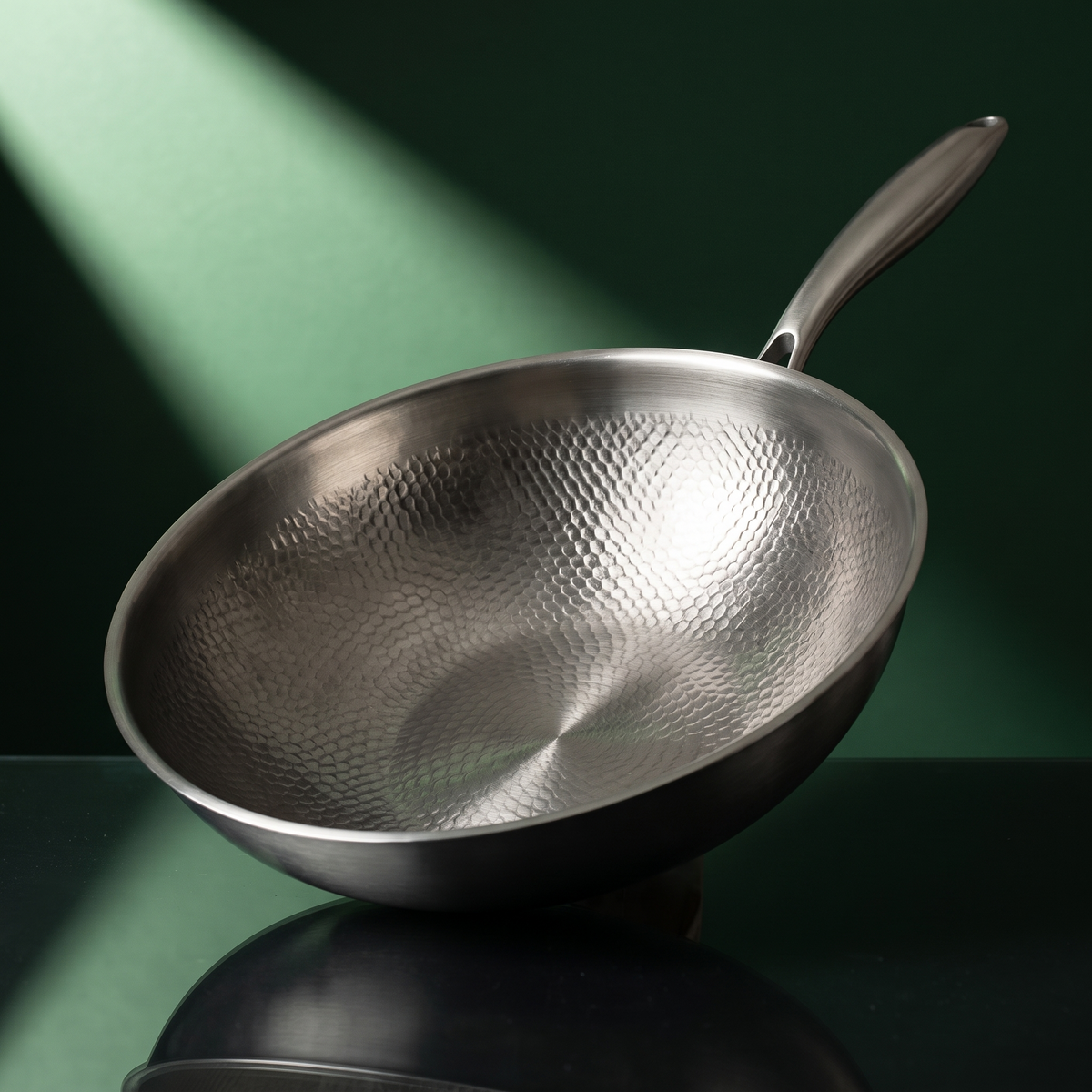 Håndhamret wok i titanium – 30 cm