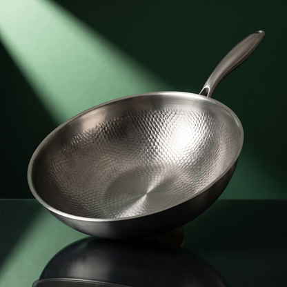Håndhamret wok i titanium – 30 cm
