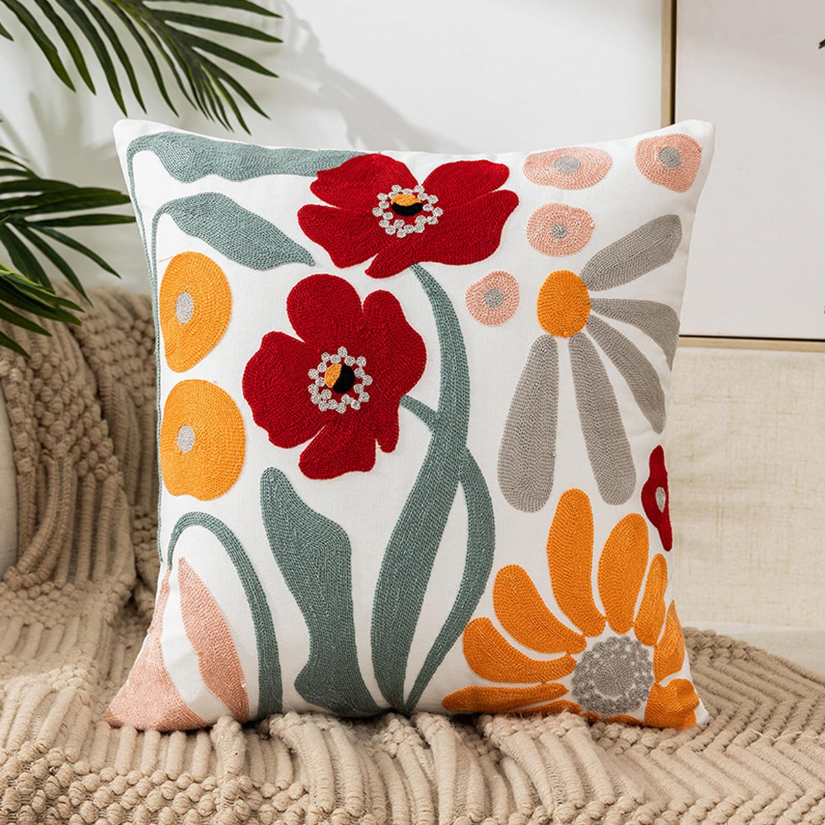 Pudebetræk i bomuldskanvas med broderede blomster – 45 × 45 cm