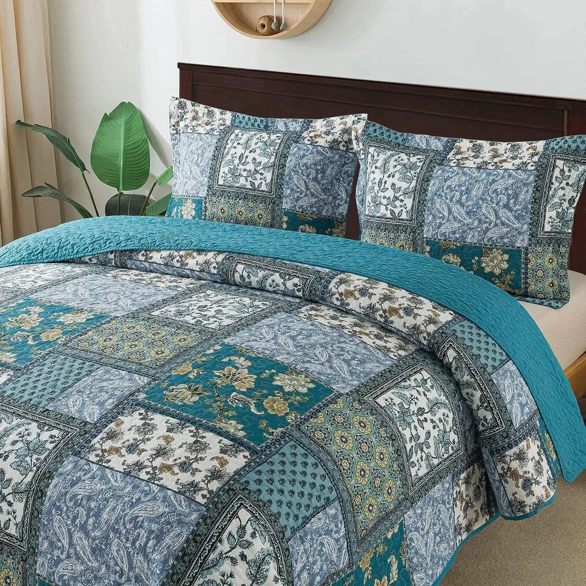 Vendbart sengetæppesæt med blomstret patchwork – 3 dele