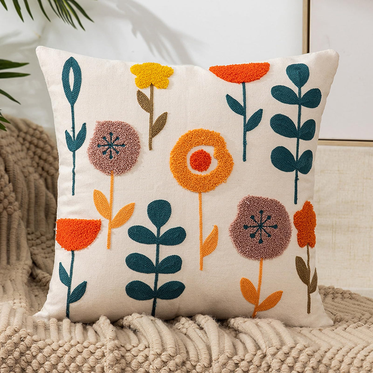 Pudebetræk i bomuldskanvas med broderede blomster – 45 × 45 cm