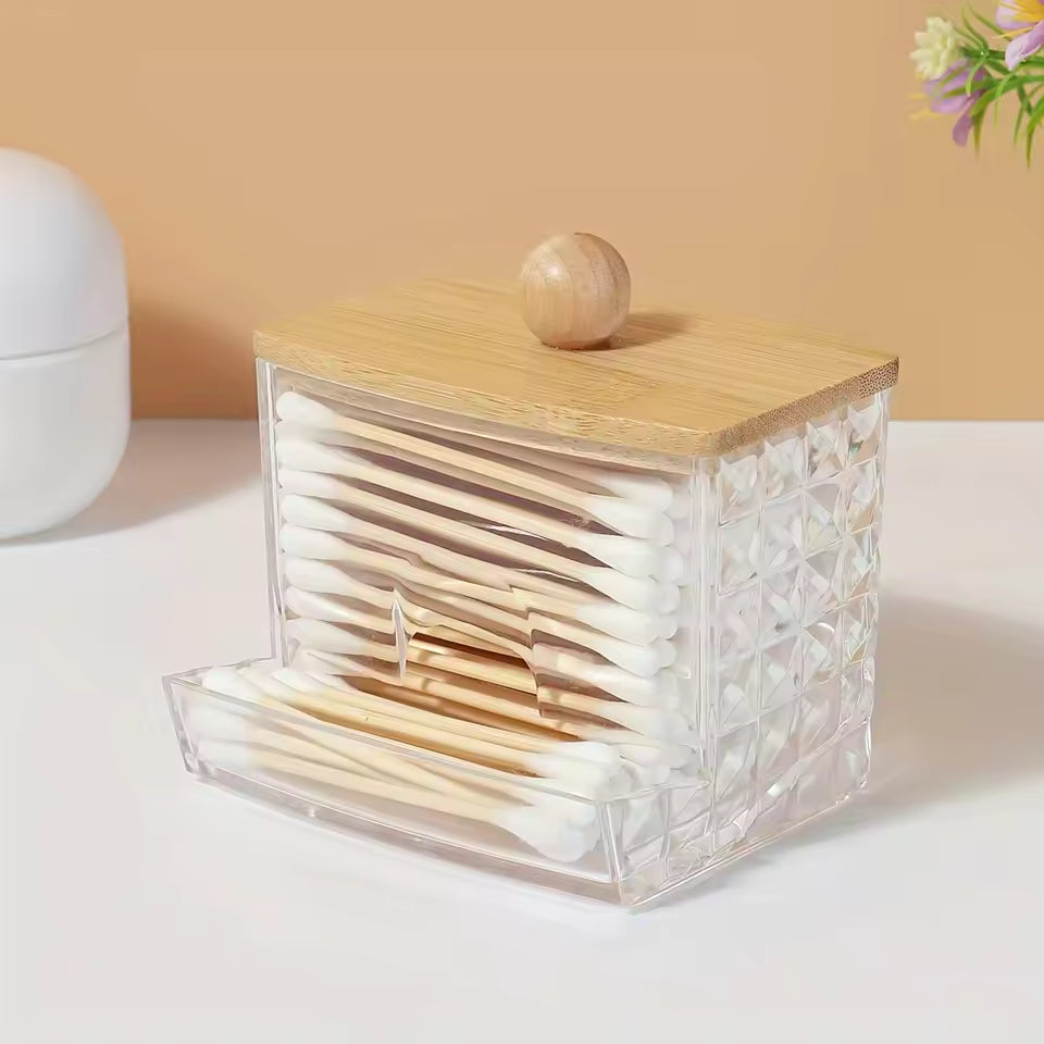 Vatpindebeholder i klar plast med bambuslåg – 9 × 7,2 × 9 cm