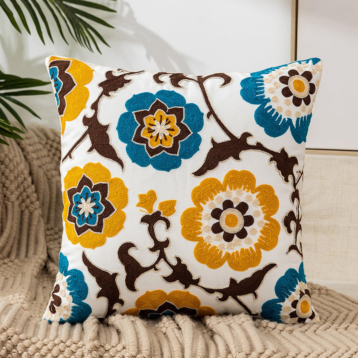 Pudebetræk i bomuldskanvas med broderede blomster – 45 × 45 cm