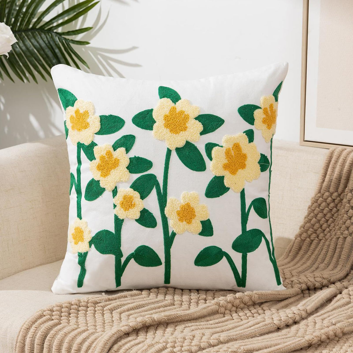 Pudebetræk i bomuldskanvas med broderede blomster – 45 × 45 cm