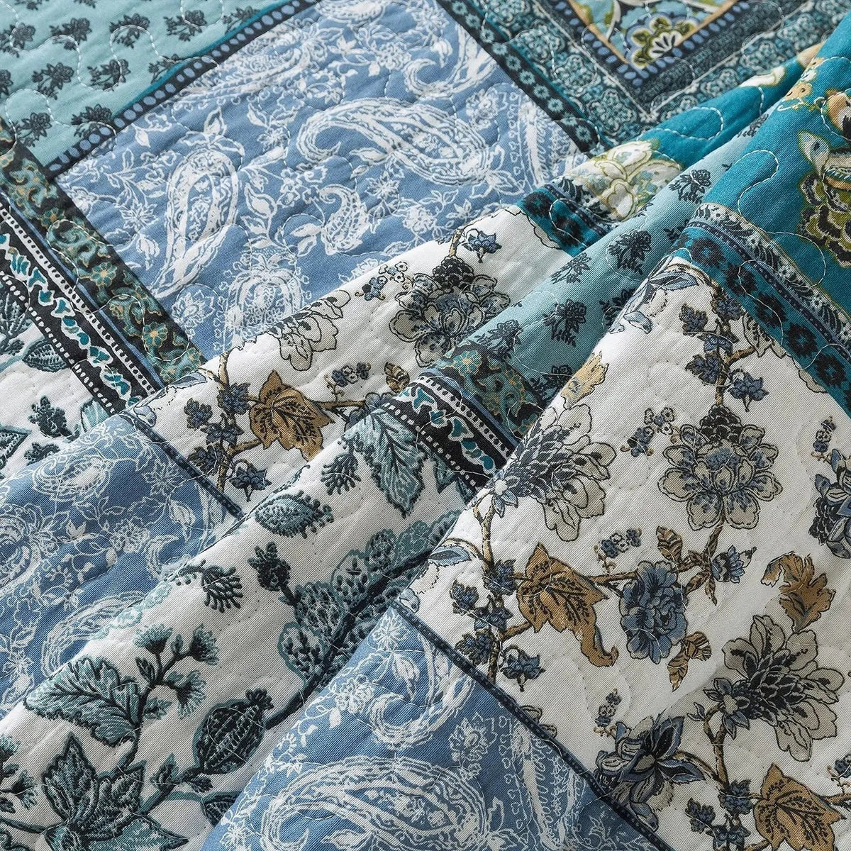 Vendbart sengetæppesæt med blomstret patchwork – 3 dele