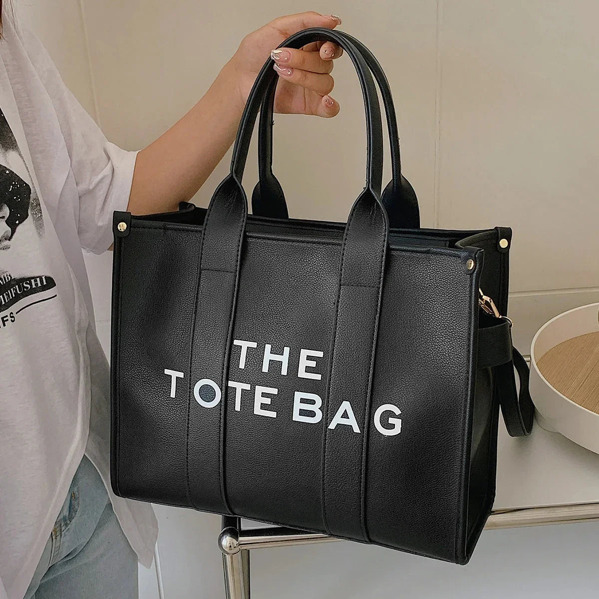 Rummelig totebag i vegansk læder til kvinder