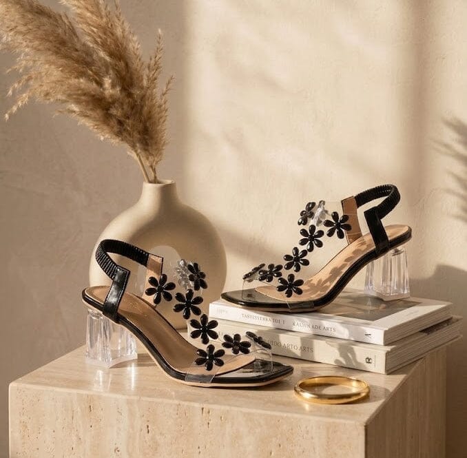 Damesandaler med blomsterdetaljer og blokhæl