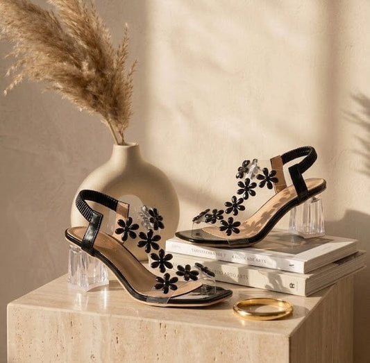 Damesandaler med blomsterdetaljer og blokhæl